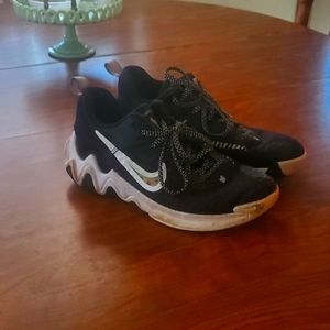 Nike youth size 6 tennis shoe